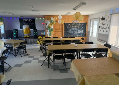 Salle de réception du 1740 avec espace scène à Mashteuiatsh